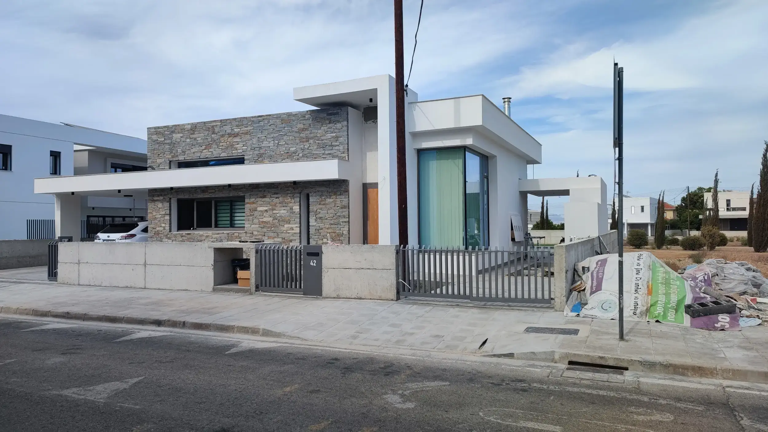 Η είσοδος της οικίας